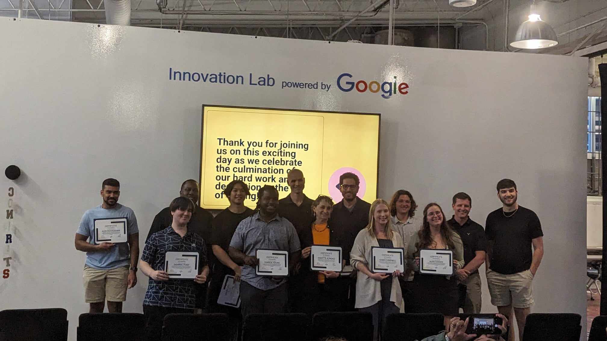 Graduation photo of all those that obtained a Grow with Google certificate, taken at the Innovation Lab.